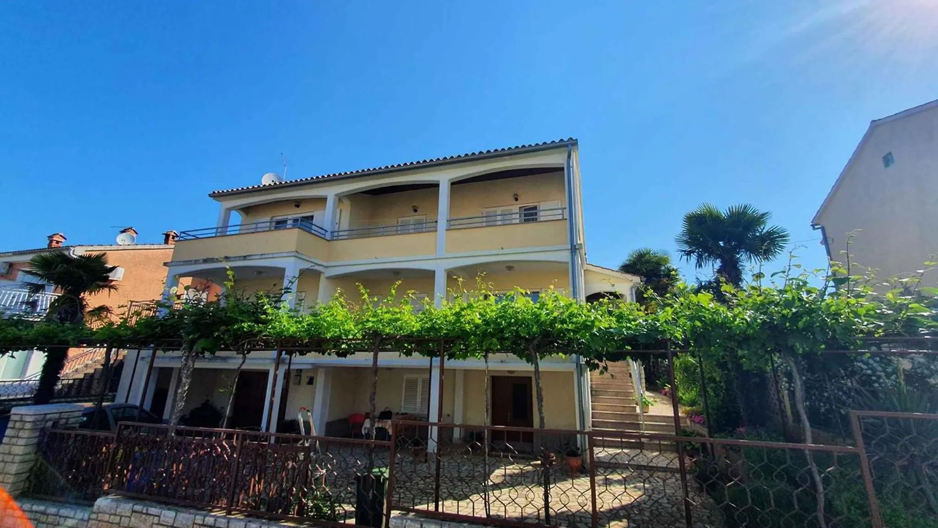 Apartments In Porec/Istrien 40404 contacts